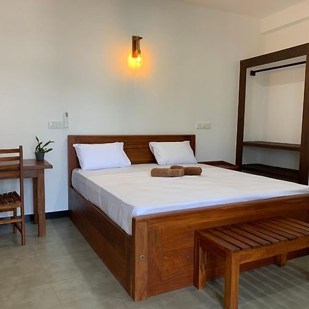 Ceylon Surf Guest And Restaurant Bed & Breakfast Weligama Exterior foto
