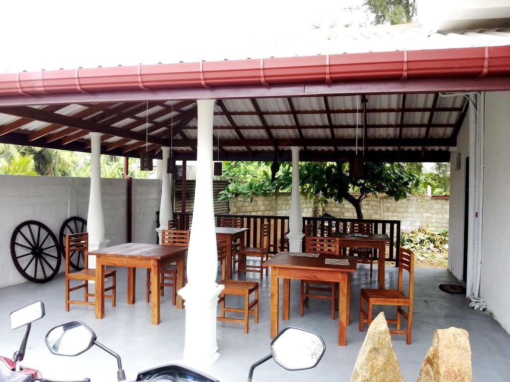 Ceylon Surf Guest And Restaurant Bed & Breakfast Weligama Exterior foto