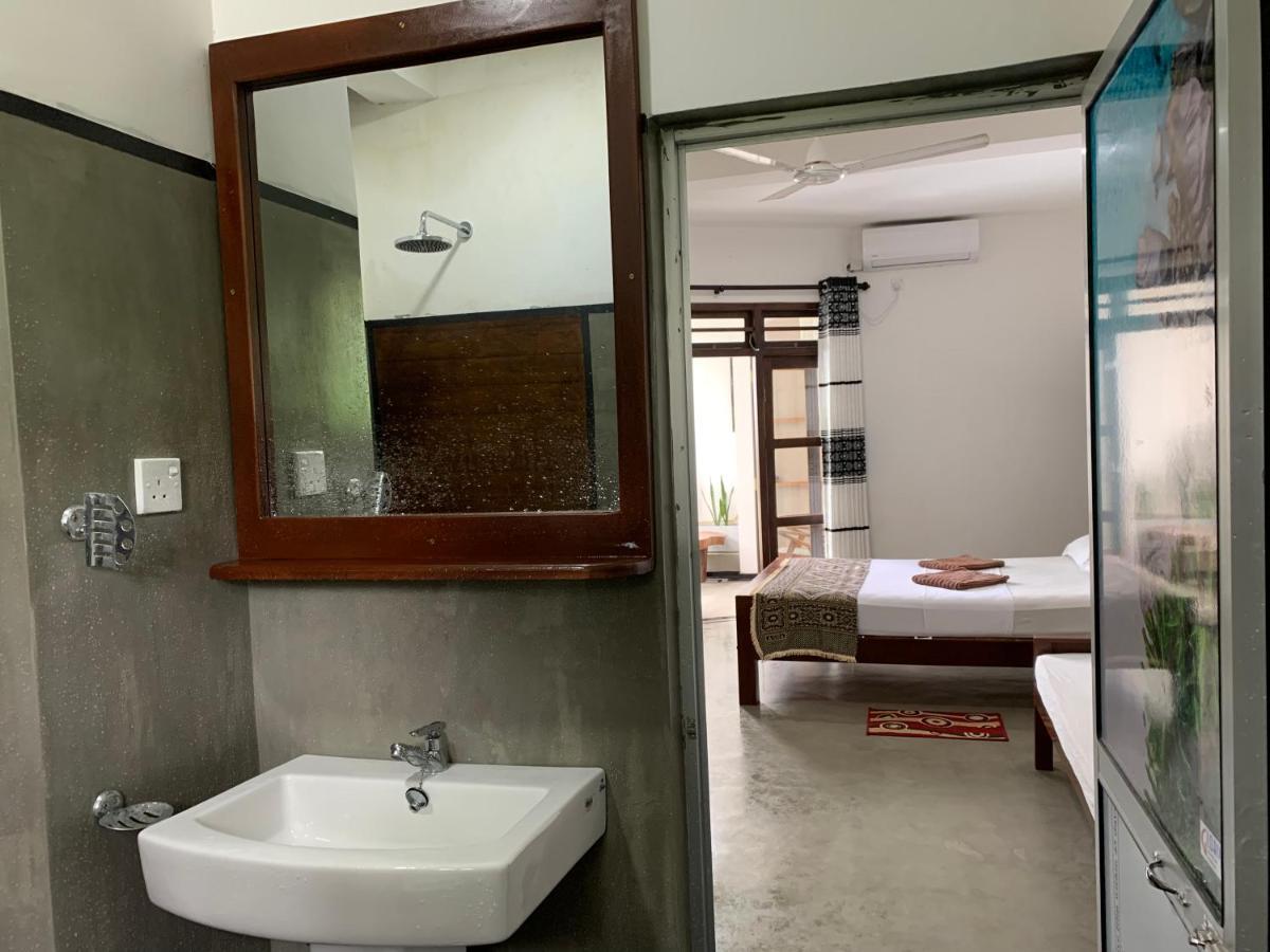 Ceylon Surf Guest And Restaurant Bed & Breakfast Weligama Exterior foto