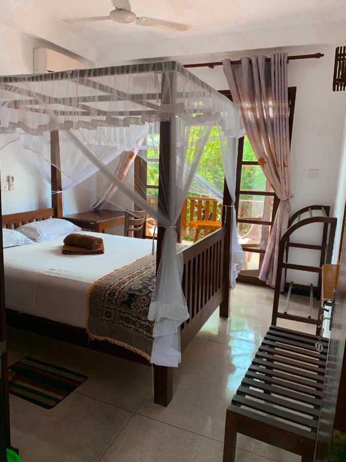 Ceylon Surf Guest And Restaurant Bed & Breakfast Weligama Exterior foto