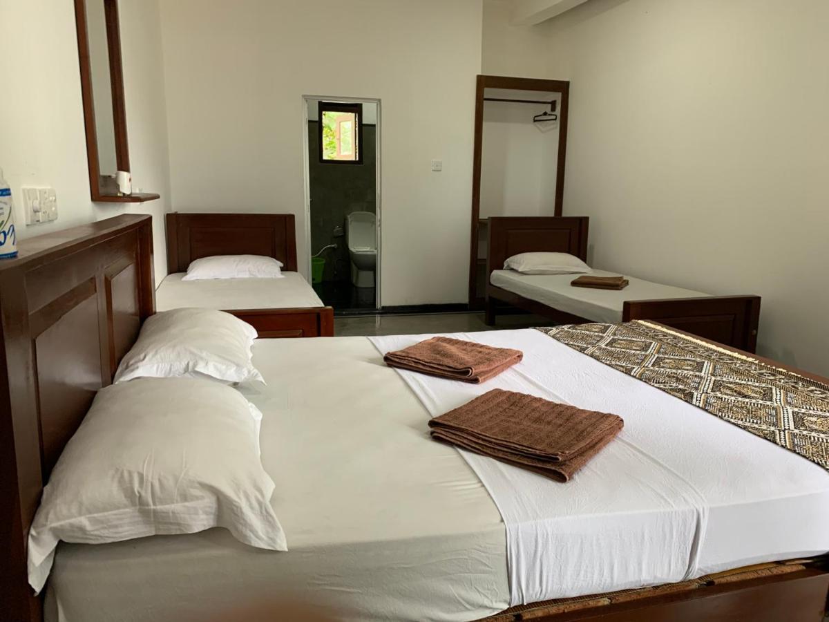Ceylon Surf Guest And Restaurant Bed & Breakfast Weligama Exterior foto