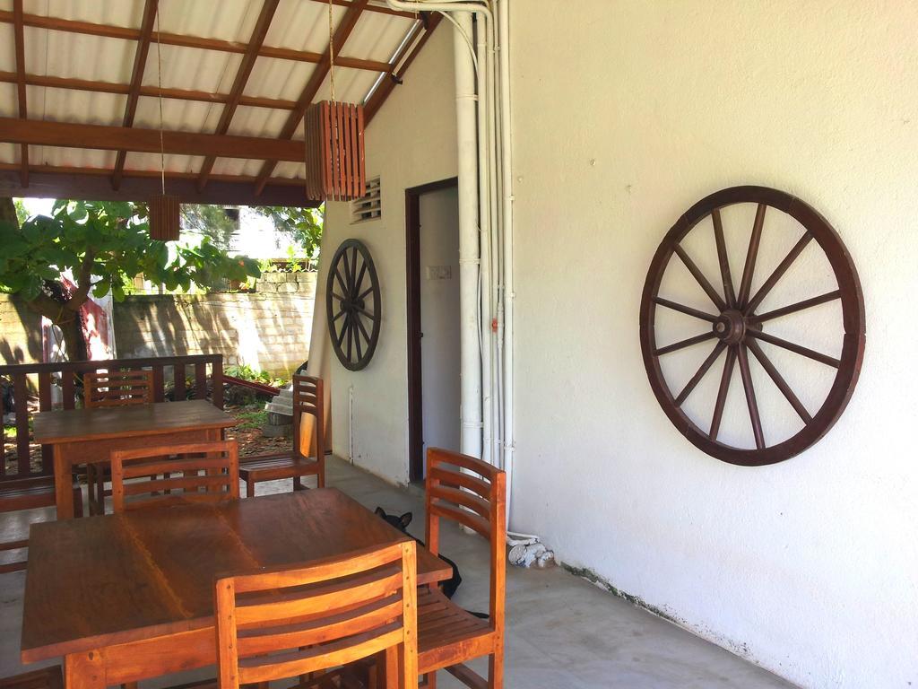 Ceylon Surf Guest And Restaurant Bed & Breakfast Weligama Exterior foto