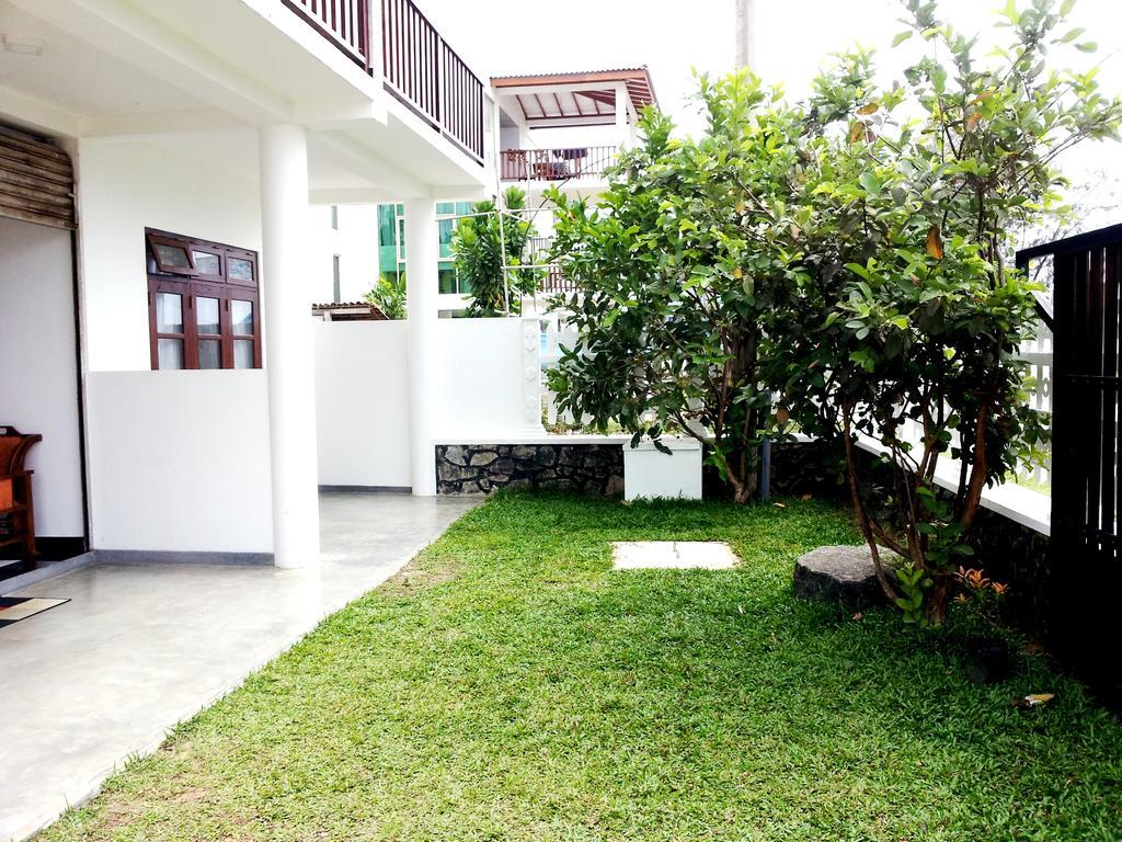 Ceylon Surf Guest And Restaurant Bed & Breakfast Weligama Exterior foto
