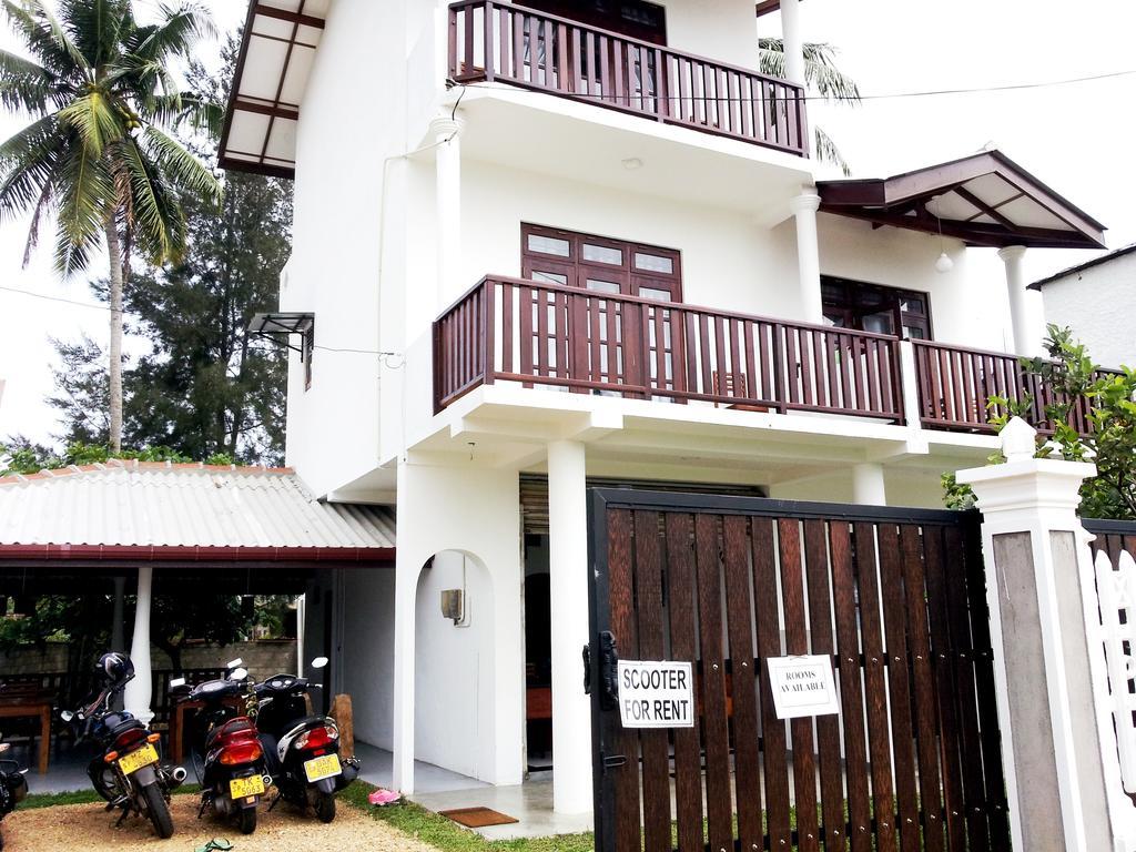 Ceylon Surf Guest And Restaurant Bed & Breakfast Weligama Exterior foto