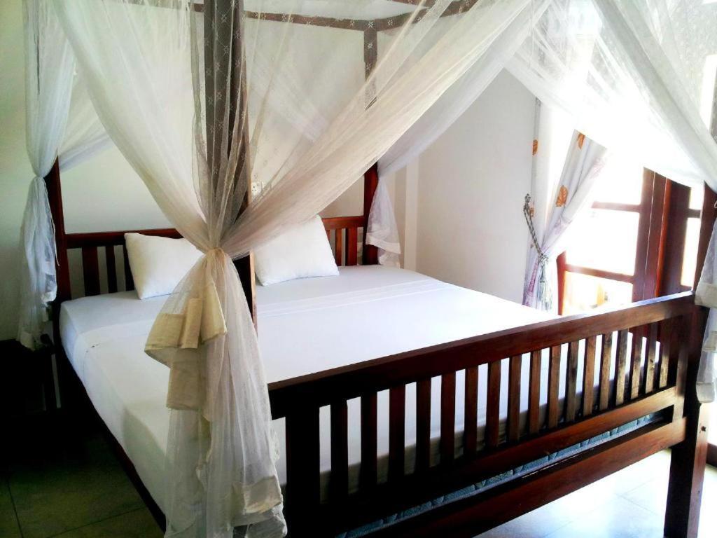 Ceylon Surf Guest And Restaurant Bed & Breakfast Weligama Exterior foto